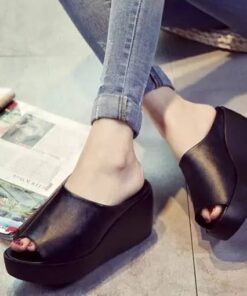 Jednoduché pohodlné sandály na klínku